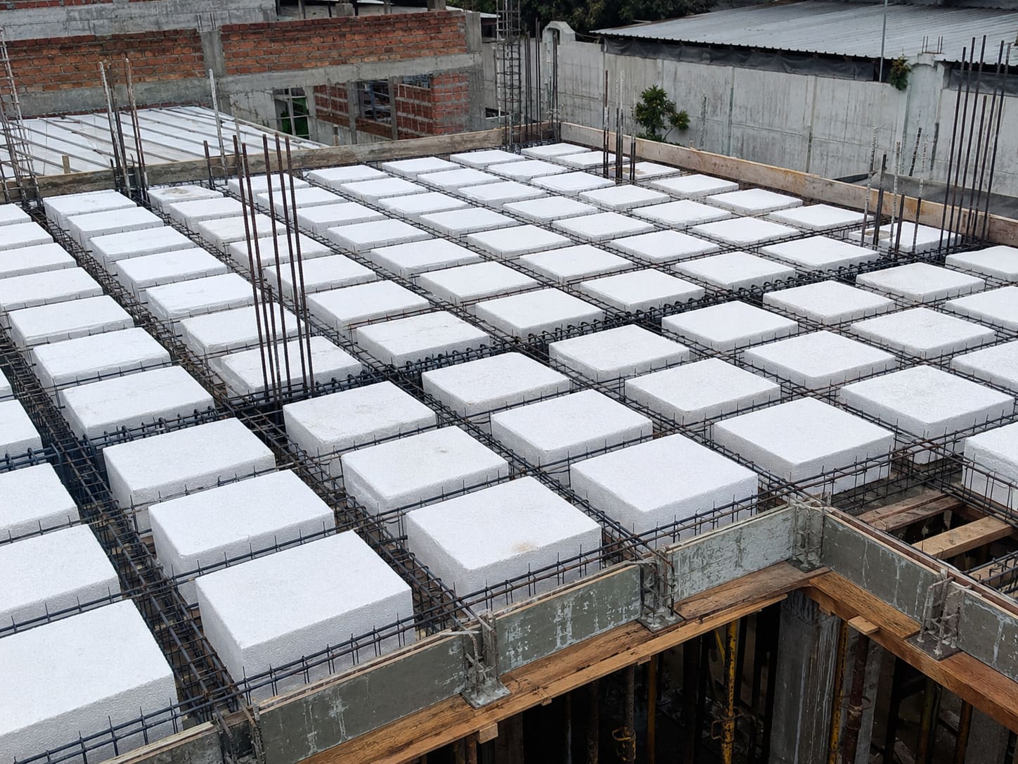 Casetones de poliestireno instalados en el armado de una losa antes del colado